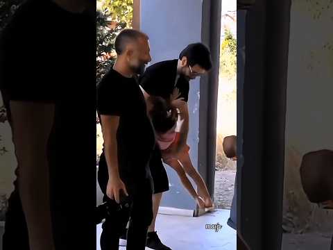 شاهد باريش باكتاش وهو يلعب مع طفلة صغيرة روعة Kançiçekleri Shorts شاهد باريش باكتاش وهو يلعب مع طفلة صغيرة روعة Kançiçekleri Shorts