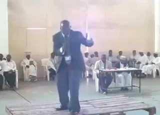 SHETANI HUPULIZA MATAKO YA WAISLAM WASWALIPO TAMAZA HII VIDEO