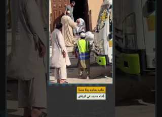  لقطات متداولة توث ق لحظة اعتداء شاب على رجل مسن أمام أحد المساجد في الرياض فيما أعلنت الجهات الأمنية