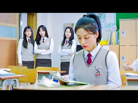 بنت جديدة في المدرسة زمايلها بيتنمروا عليها لأنها وحيدة لكن فجأة اجمل شاب في المدرسة بيعترفلها بحبه بنت جديدة في المدرسة زمايلها بيتنمروا عليها لأنها وحيدة لكن فجأة اجمل شاب في المدرسة بيعترفلها بحبه