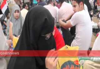 مشهد يجمع المتظاهرون على الإفطار فى الخيام