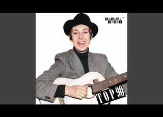 Голуби целуются на крыше