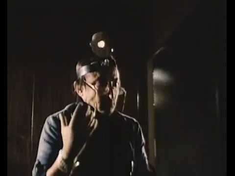 فن دكتور الخزن في وضع المسدس في خزنة سامي فيلم إحترس من الخط