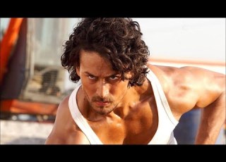  رجل هندي شجاع حلمه ان يصبح راقص لكن يحدث معه شيء غير متوقع Munna Mikeal