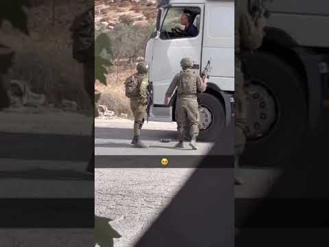 جندي من جيش الاحتلال يعتدي على سائق ويطلق النار على إطار شاحنته قرب بلدة إذنا شمال غرب الخليل