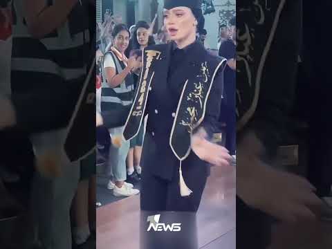 طالبة بجامعة اسيوط في مصر تثير الجدل بطريقة رقصها في حفل تخرجها وان نيوز العراق