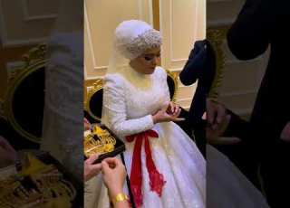 عروس تلبس ذهب