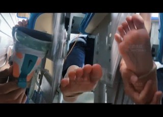  Classroom Tickle Stealing Backseat Girl S Shoe And Teasing Her Feet 上课挠脚心 あしうら 素足履き