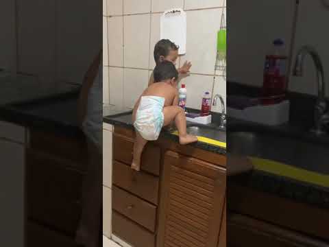 اعتزلت الامومة اطفال مشاغبين