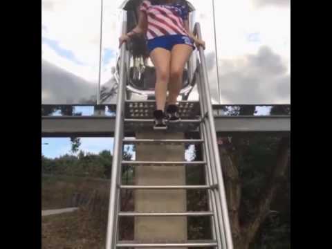 بنت تسقط من درج الطائرة