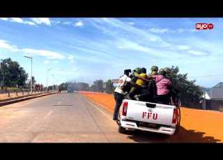 POLISI KIGOMA WAWASHIKILIA VIJANA KADHAA BAADA YA BODABODA KUCHOMA LORI