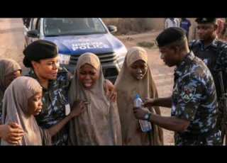  Ọpẹ Oo Àwọn ọlọ Pà Gbà ọmọ Obìnrin Mẹ Rin Sílè Lọ Wọ àwọn Afurasí Agbéṣùmọ Mí Ni ìpínlẹ Yobe IRY