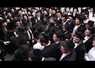 ריתחא דאורייתא ראשי ישיבת לייקווד מלווים את מנהיג הדור מרן רבי משה הלל הירש לרכבו לאחר השיעור