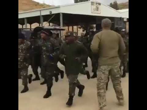 Mzuka Wa Huyu Mzungu Kwenye Hii Pasha Pasha Ya Jeshi Ni Balaa Aisee