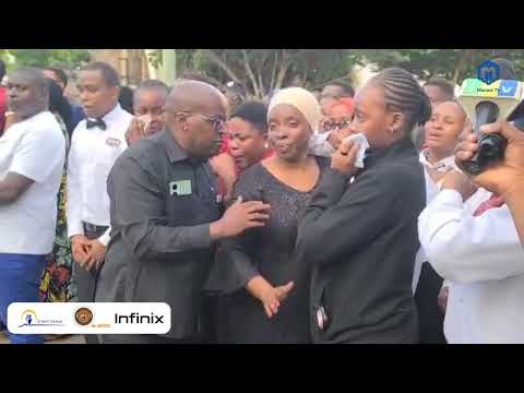 WATOTO WA LUKUVI WALIA KWA UCHUNGU BAADA YA KUPOKEA MWILI WA BABA YAO NYUMBANI UKIWA KWENYE JENEZA