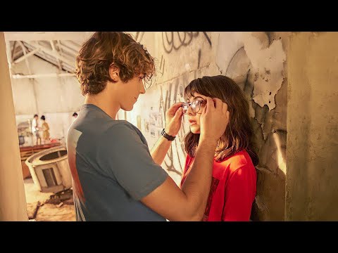 بيسيبها عشان وحشه و بتعرق كتير ولما بتتحول لأجمل بنت في المدرسة بيجري وراها