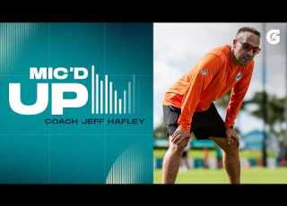  Head Coach Jeff Hafley Verkabelt Im Trainingslager Miami Dolphins