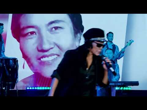 Б Халиун Х Төмөрбаатар Бүсгүй минь чи инээмсэглэж яваарай Яг түүн шиг