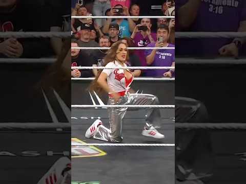 نيكي بيلا إلى الإنقاذ WWERaw