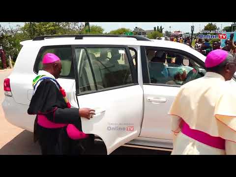 WAAMINI WAFUNGA BARABARA WAZUIA MSAFARA WA ASKOFU MTEULE ASHUKA MWENYEWE KUWAPA BARAKA