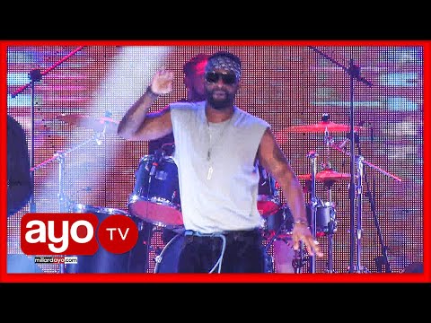TAZAMA SEBENE LA FALLY IPUPA MASHABIKI WASIMAMA UKUMBINI