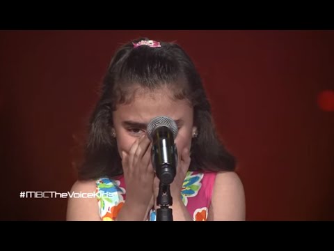 طفلة سورية ت بكي الجمهور بأغنية اعطونا الطفولة