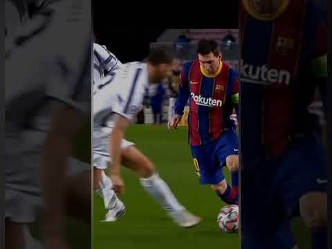 رونالدو يراوغ ميسي