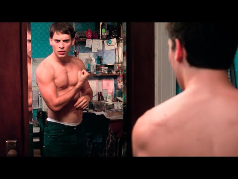 طالب ف المدرسه ماشي ف حاله وبلطجية المدرسه حاطين عليه ولكن بيتحول من لدغة عنكبوت وبيرد الي اتعمل فيه