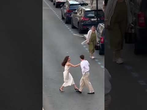 بدي دوب عيني عني عليك ورموش حواليك اليسا