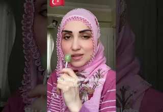 Lolipop şekeri Akımı Yapan Türbanlı Kadın