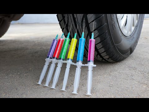 Aplastando Cosas Crujientes Con El Coche Experimento Jeringas VS Rueda De Coche