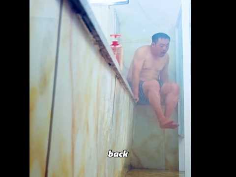 اقتحم رجل حمام النساء عن طريق الخطأ اقتحم رجل حمام النساء عن طريق الخطأ