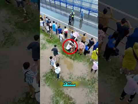 كيف أنقذ هذا الرجل نفسه من تسونامي بشكل عبقري