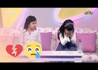  طفلة تبكي بسبب كلام صديقتها الجارح