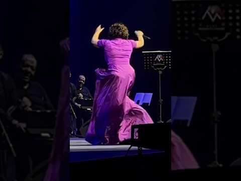 سقوط شيرين عبد الوهاب على المسرح في حفلها بدبي الامارات 2023 شير شيرين شرين شيرين عبدالوهاب