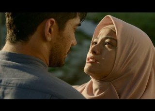 يقع الطالب في حب معلمته المحجبه ليصبح مجنون بحبها ملخص الفيلم الإندونيسى Layla Majnun