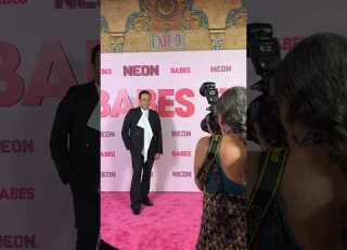  Babes Movie Premiere Red Carpet Shorts Short Outfitcheck Style Redcarpet Pink Estilo Outfit