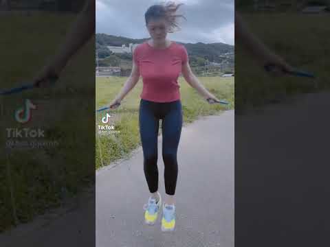巨乳縄跳び始めるよー 乳揺れTikTok