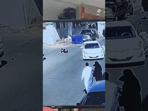 شاهد امرأة تقود سيارة تصدم امرأة في احدى طرق السعودية