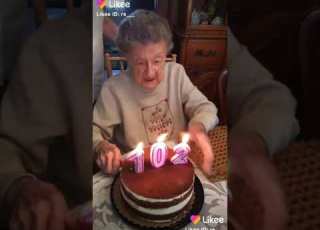 هذه العجوز كانت تحتفل بعيد ميلادها ال102وفجأه حدث شيء مضحك