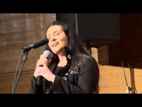 مقطع من هان الود التى غنتها الفنانة اجفان طه فى صالون المنارة 27 12 2023 تصوير موبايل