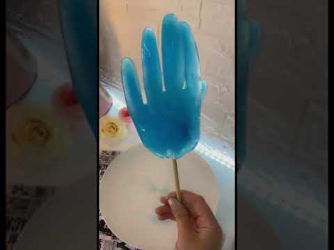 خلودة بدو مثلجات على شكل كفوف انسان