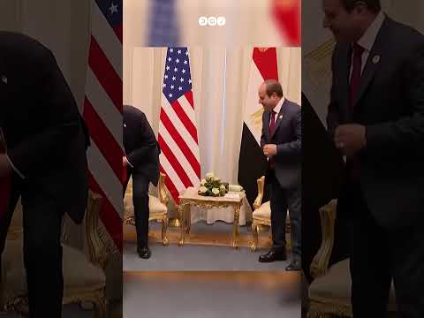 ترامب يحرج السيسي بعدما تجاهل مصافحته خلال استقباله في شرم الشيخ