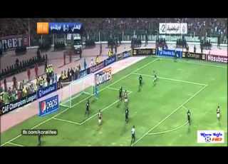  لاعب الاهلى احمد عبد الظاهر يرفع اشاره رابعه بعد احرازه للهدف الثانى