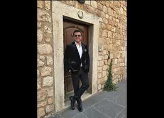 على بابي واقف قمرين