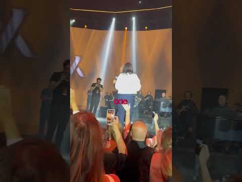 معجبة ترقص على المسرح مع وائل كفوري على وقع أغنية تك تك قلبي