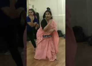  Vidya Balan Hot Dance Song L Honeymoon Ki Raat Vidya Balan Song The Dirty Picture Oops Moments