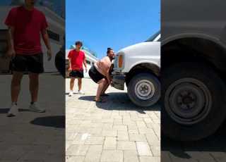 أقوى رجل في العالم ضد شاحنة فان