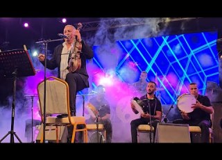 الفنان عبد العزيز أحوزار زوجها بسيف وباقى صغيرة سهرة دازت طوب بمهرجان جبل أغود النسخة الأول