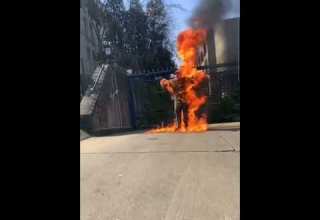 عضو سلاح الجو الأمريكي آرون بوشنل يشعل النار في نفسه وهو يصرخ فلسطين حرة EXTREMELY GRAPHIC